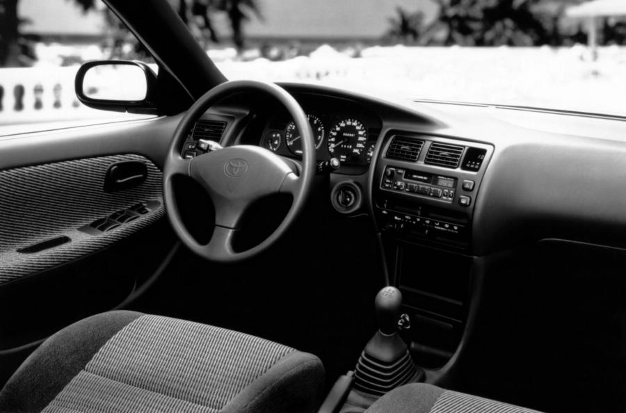 Интерьер Toyota Corolla Sedan 1992 года  (EU) (фото 3 из 6)